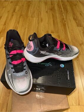 361 Degrees DVD 2 Black/White/Pink Mens Basketball Sneakers